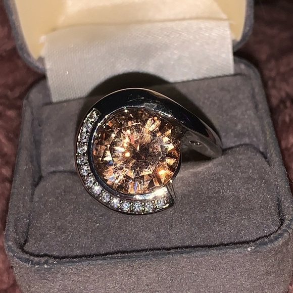 Topaz & Sterling Silver, Round Abstract Diamond Crested Ring, Size 7 - Picture 1 of 3